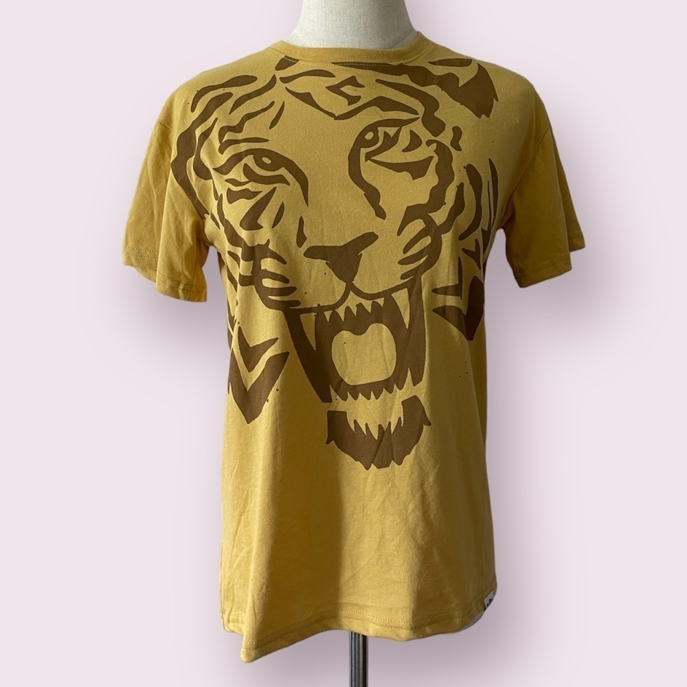 0312 - ATTICUS Women’s XS Mustard Graphic Shirt